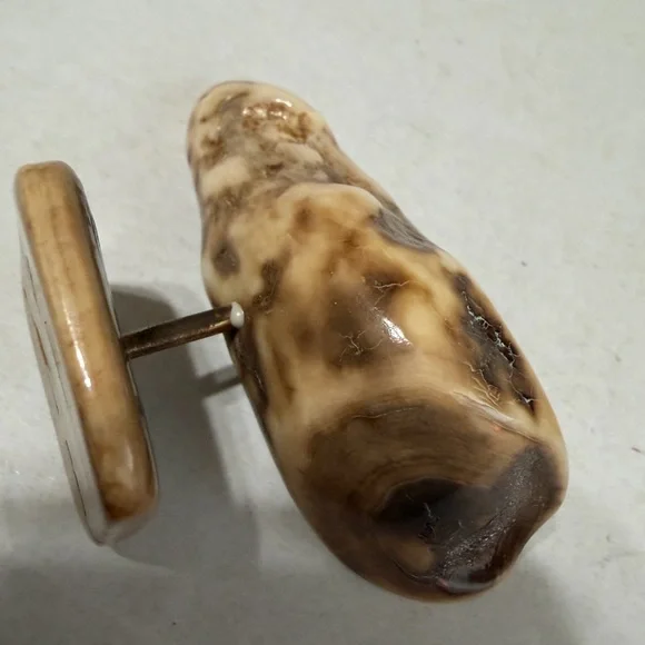 Scrimshaw wildlife engraving on a portion of a Whale’s tooth - Picture 3 of 6